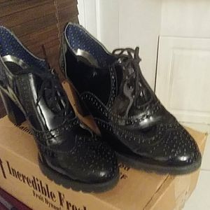 Black dress shoes